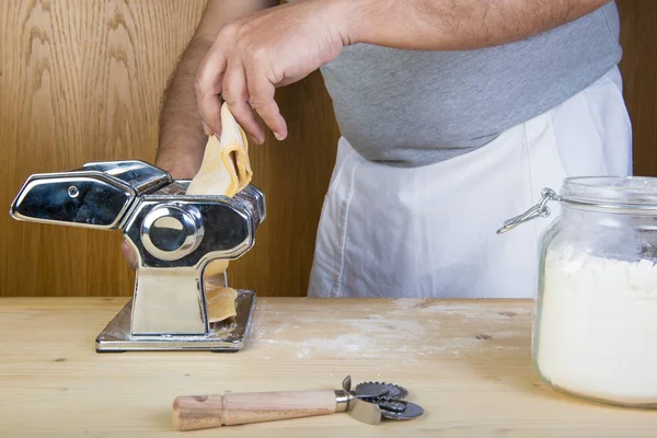 Making Fresh Egg Pasta Home Natural Ingredients Basic Machine — Stock Photo, Image