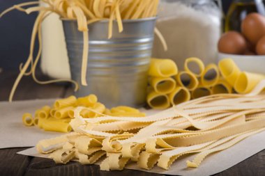 Bir kara tahta arka plan ile ev yapımı taze yumurta makarna çeşitleri