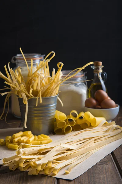 Sortiment Hemmagjord Färska Äggpasta Med Blackboard Bakgrund — Stockfoto