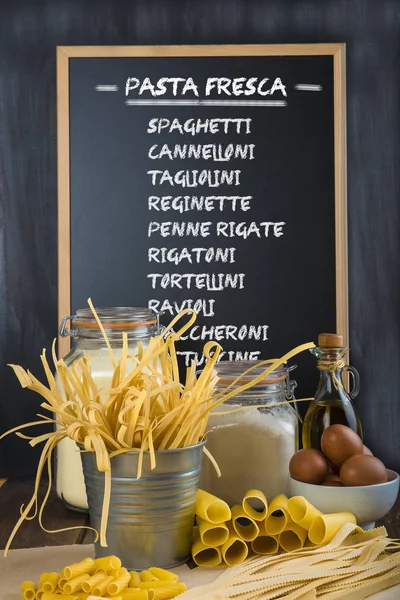 Sortiment Hemmagjord Färska Äggpasta Med Blackboard Bakgrund — Stockfoto