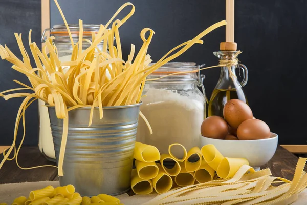 Sortiment Hemmagjord Färska Äggpasta Med Blackboard Bakgrund — Stockfoto