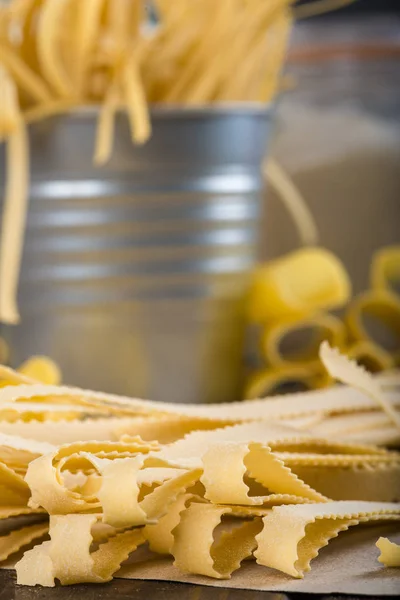 Sortiment Hemmagjord Färska Äggpasta Med Blackboard Bakgrund — Stockfoto