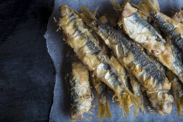 Smažené Sardinky Nebo Pirchards Břidlicové Pozadí — Stock fotografie