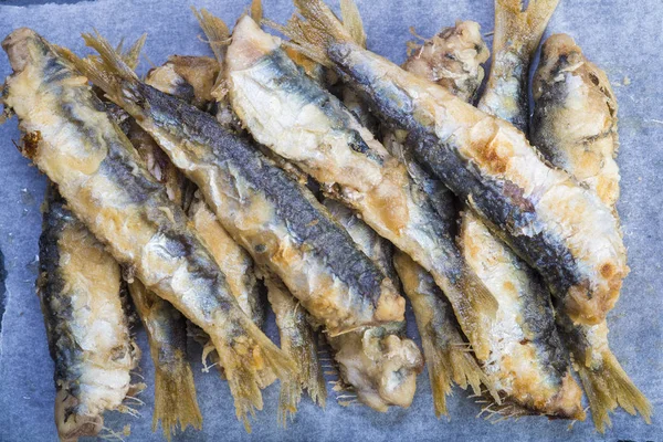 Smažené Sardinky Nebo Pirchards Břidlicové Pozadí — Stock fotografie