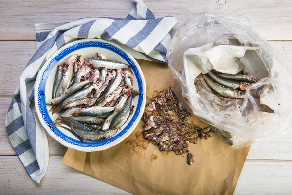 Pulizia Sadine Cucina Rottami Fuori Budella Sanguinose — Foto Stock