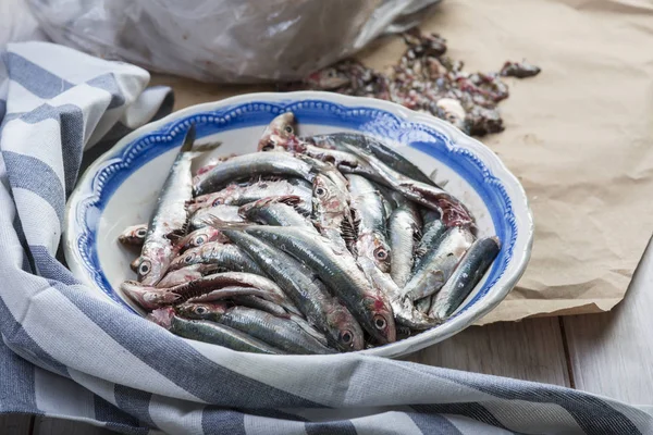 Cleaning Sadines Kitchen Scrapping Out Bloody Guts — Stock Photo, Image