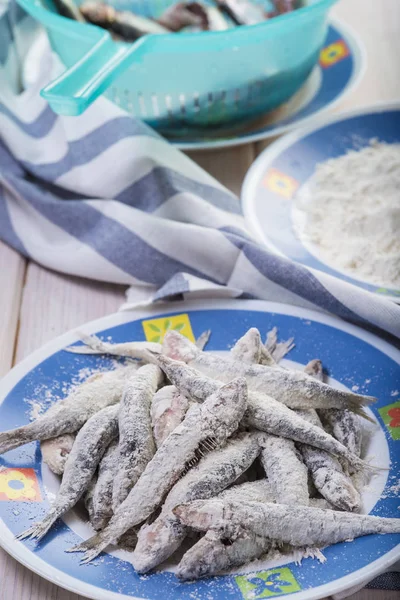 Des Sardines Florissantes Sur Table Cuisine Pour Les Cuire Frites — Photo