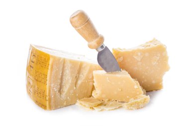 Parmesan yaşında beyaz bir arka plan üzerinde izole peynir veya kahvaltilari reggiano