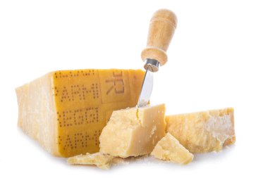 Parmesan yaşında beyaz bir arka plan üzerinde izole peynir veya kahvaltilari reggiano