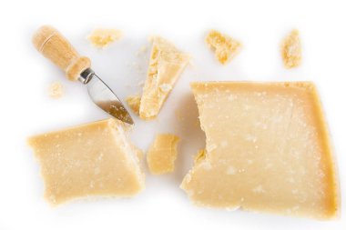 Parmesan yaşında beyaz bir arka plan üzerinde izole peynir veya kahvaltilari reggiano