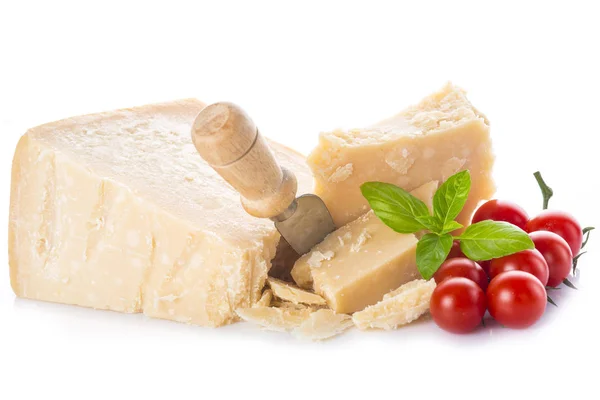 Parmazán Sýr Nebo Sýr Parmigiano Reggiano Cherry Rajčaty Bazalkou Listy — Stock fotografie