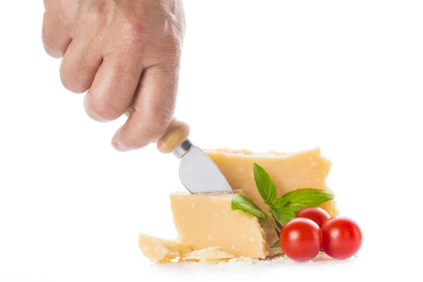 Ruka Muže Dostat Kus Parmigiano Sýr Izolovaných Bílém Pozadí — Stock fotografie