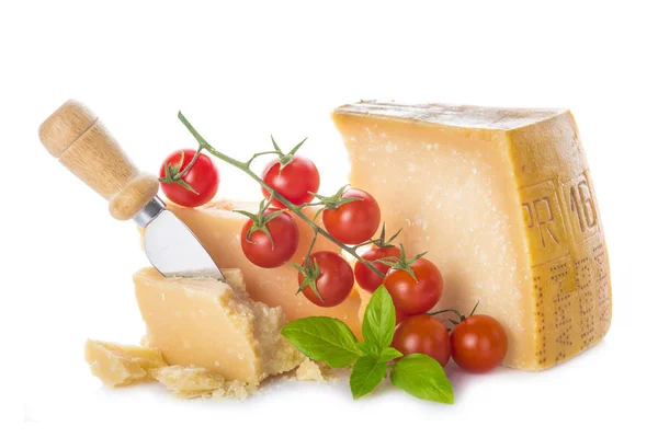 Parmigiano Reggiano Con Pomodorini Foglie Basilico Isolate Fondo Bianco — Foto Stock
