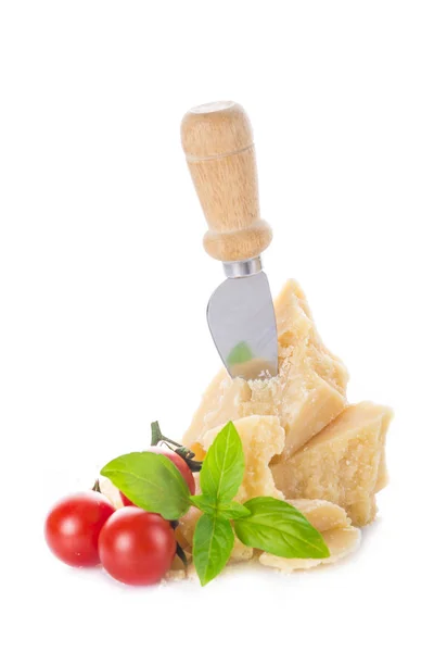 Parmesan Ost Eller Parmigiano Reggiano Med Körsbärstomater Och Basilikablad Isolerad — Stockfoto