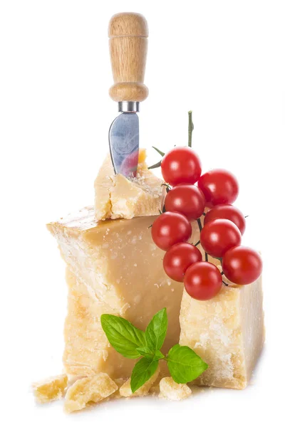 Queijo Parmesão Parmigiano Reggiano Com Tomate Cereja Folhas Manjericão Isoladas — Fotografia de Stock