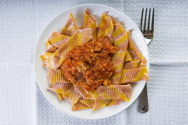 ひき肉 トマトと野菜の本格的なボロネーゼ ソースのガルガネッリ パスタ — ストック写真
