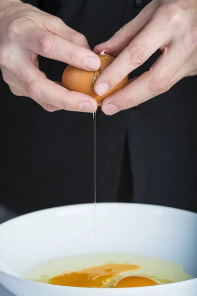 Шеф Кухар Розтріскує Свіжі Яйця Кухні — стокове фото