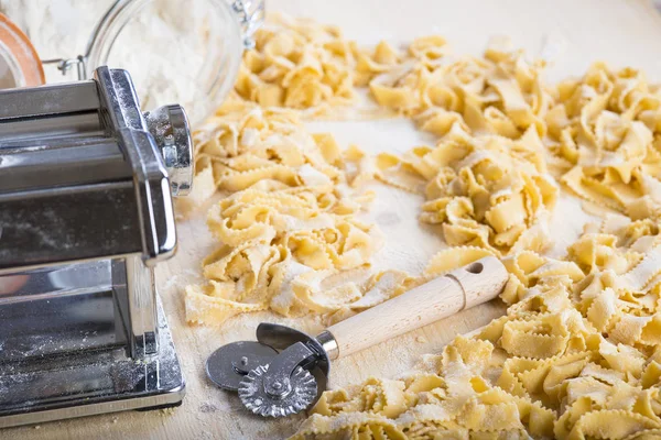 Färska Äggpasta Och Deg Skärtrissa Att Förbereda Den — Stockfoto