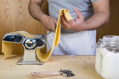 Evde doğal maddeler ve temel bir makine ile taze yumurta makarna yapma