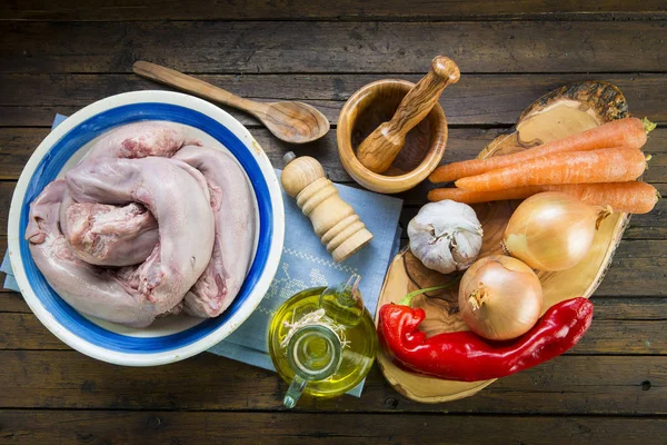 Ωμό Και Φρέσκο Χοιρινό Κρέας Γλώσσες Και Συστατικά Για Μάγειρα — Φωτογραφία Αρχείου