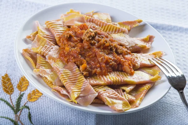 Garganelli Kształt Makaronu Sosem Bolognese Autentyczny Mielonego Mięsa Pomidorów Oraz — Zdjęcie stockowe