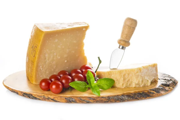 Parmesan Ost Eller Parmigiano Reggiano Med Körsbärstomater Och Basilikablad Isolerad — Stockfoto