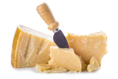 Parmesan yaşında beyaz bir arka plan üzerinde izole peynir veya kahvaltilari reggiano