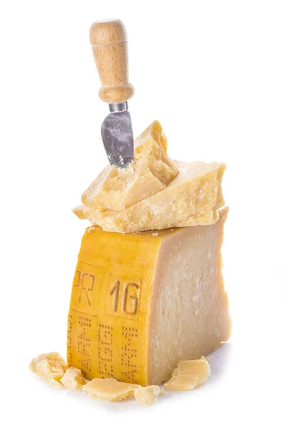 Věku Parmezán Sýr Nebo Sýr Parmigiano Reggiano Izolovaných Bílém Pozadí — Stock fotografie