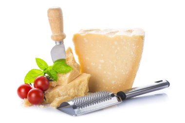 Parmesan peyniri veya kahvaltilari reggiano kiraz domates ve fesleğen yaprakları üzerinde beyaz bir arka plan izole