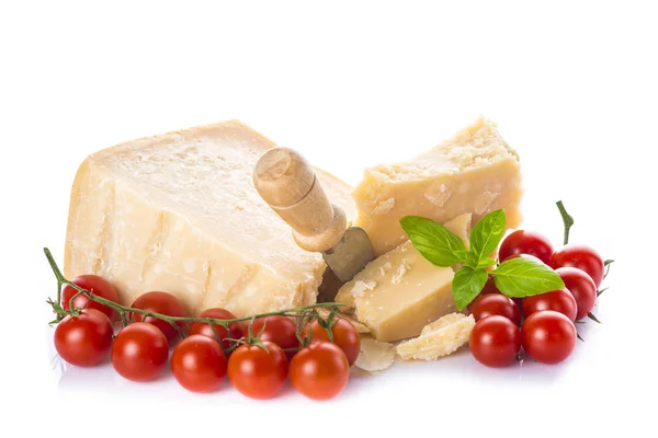 Παρμεζάνα Τυρί Parmigiano Reggiano Ντοματίνια Και Φύλλα Βασιλικού Που Απομονώνονται — Φωτογραφία Αρχείου