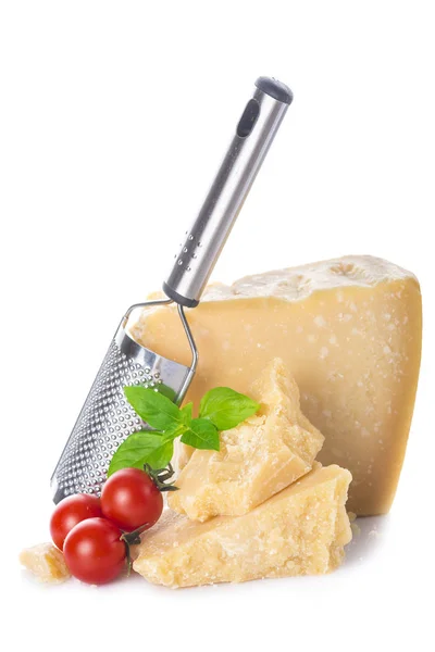 Parmesan Ost Eller Parmigiano Reggiano Med Körsbärstomater Och Basilikablad Isolerad — Stockfoto