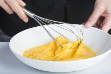 Tavuk yumurta bir kase yenerek Şef bir el ile bir mikser