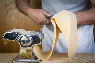 Evde doğal maddeler ve temel bir makine ile taze yumurta makarna yapma