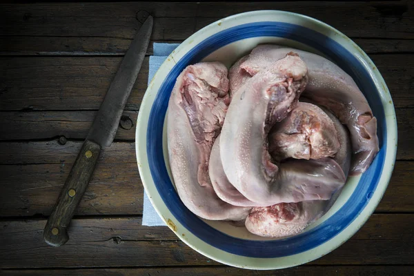 Langues Porc Crues Fraîches Sur Bol Vintage — Photo