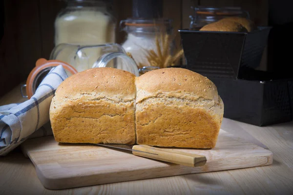 自制酵母面包在面包桌上播种 — 图库照片