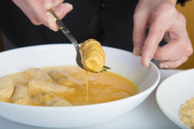 Şef mutfakta el yapımı kroket hazırlanıyor