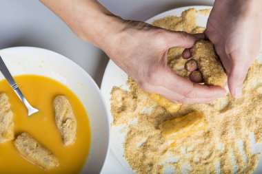 Şef mutfakta el yapımı kroket hazırlanıyor