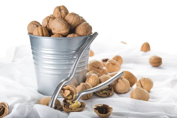 Cubo Lleno Nueces Con Cascanueces Sobre Fondo Blanco Madera — Foto de Stock