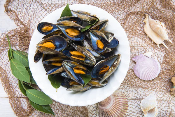 Cozze Vapore Con Limone Prezzemolo Sul Tavolo — Foto Stock