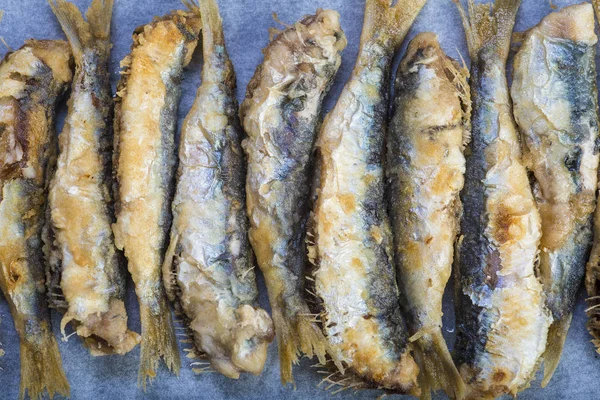 Sardinas Fritas Huertas Sobre Fondo Pizarra —  Fotos de Stock