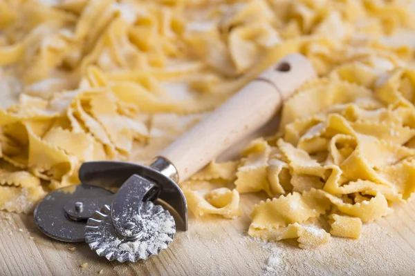 Färska Äggpasta Och Deg Skärtrissa Att Förbereda Den — Stockfoto