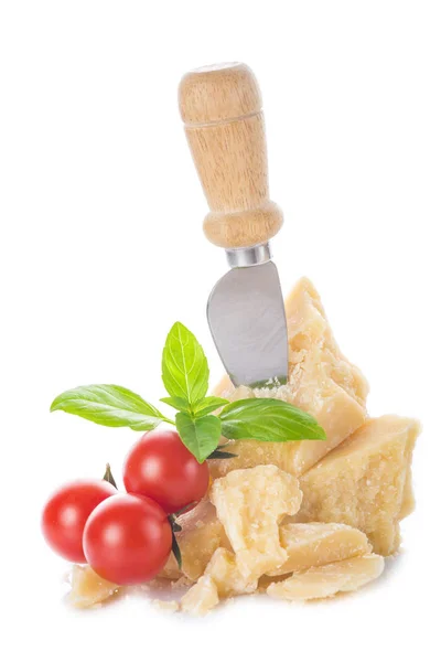 Queso Parmesano Parmesano Reggiano Con Tomates Cherry Hojas Albahaca Aisladas — Foto de Stock