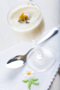 Cam bardak için güzel bir meze beyaz kuşkonmaz kremalı çorba tarak ile servis