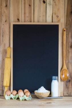 Bir kopya alanı, pasta malzemeler ve pişirme araçları ile boş yazı tahtası