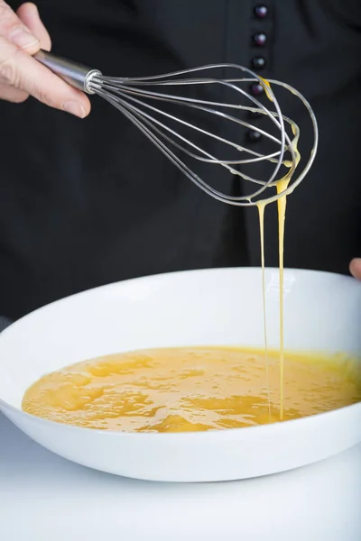 Chef Che Sbattono Uova Pollo Una Ciotola Conun Mixer Manuale — Foto Stock