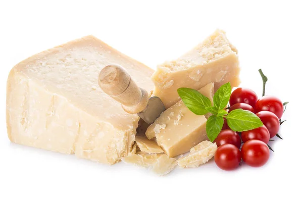 Parmazán Sýr Nebo Sýr Parmigiano Reggiano Cherry Rajčaty Bazalkou Listy — Stock fotografie