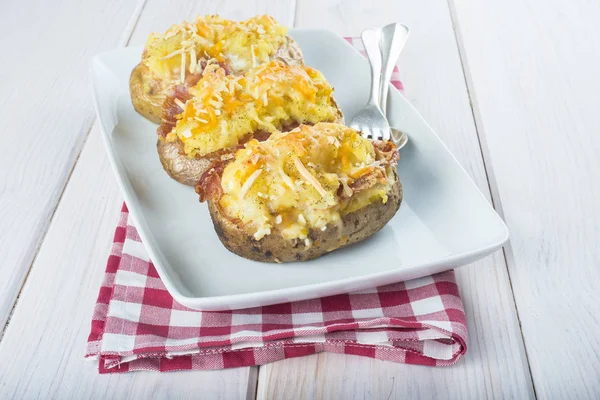 Zweimal Gebackene Kartoffeln Gefüllt Mit Fleisch Marmelade Käse Und — Stockfoto