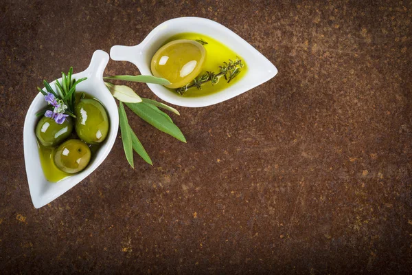 Huile Olive Extra Vierge Olives Vertes Sur Une Ancienne Surface — Photo