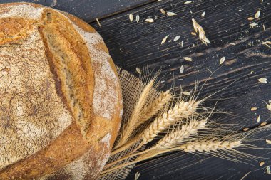 Çuval bezi ve hububat ve kulakları ile dekore edilmiş ev yapımı sourdouhg ekmek somun