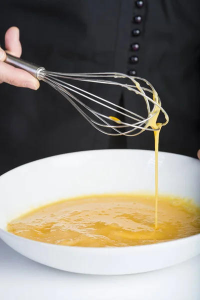 Chef Che Sbattono Uova Pollo Una Ciotola Conun Mixer Manuale — Foto Stock